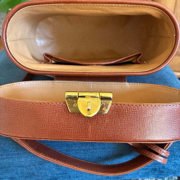 Mark Cross top handle cognac bag with a detachable strap and lock and key - Picture 7 of 8